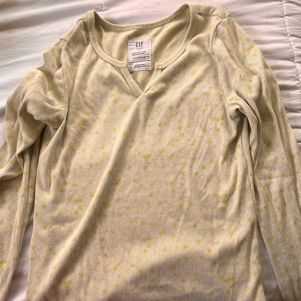 Yellow flower gap shirt